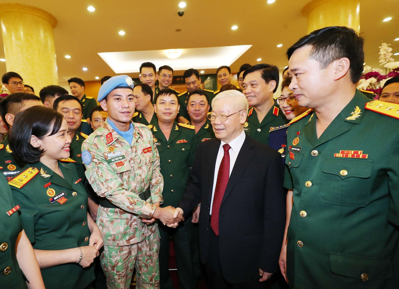 Tổng Bí thư Nguyễn Phú Trọng trò chuyện với Đại úy Ngô Xuân Tùng và các đại biểu ưu tú dự Đại hội Đoàn toàn quân lần thứ X. ẢNH: TTXVN Tổng Bí thư Nguyễn Phú Trọng trò chuyện với Đại úy Ngô Xuân Tùng và các đại biểu ưu tú dự Đại hội Đoàn toàn quân lần thứ X. ẢNH: TTXVN