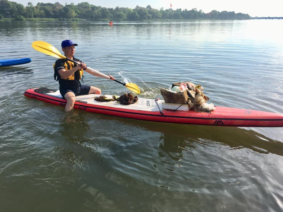 Dọn rác bằng chèo sup ở sông Hương