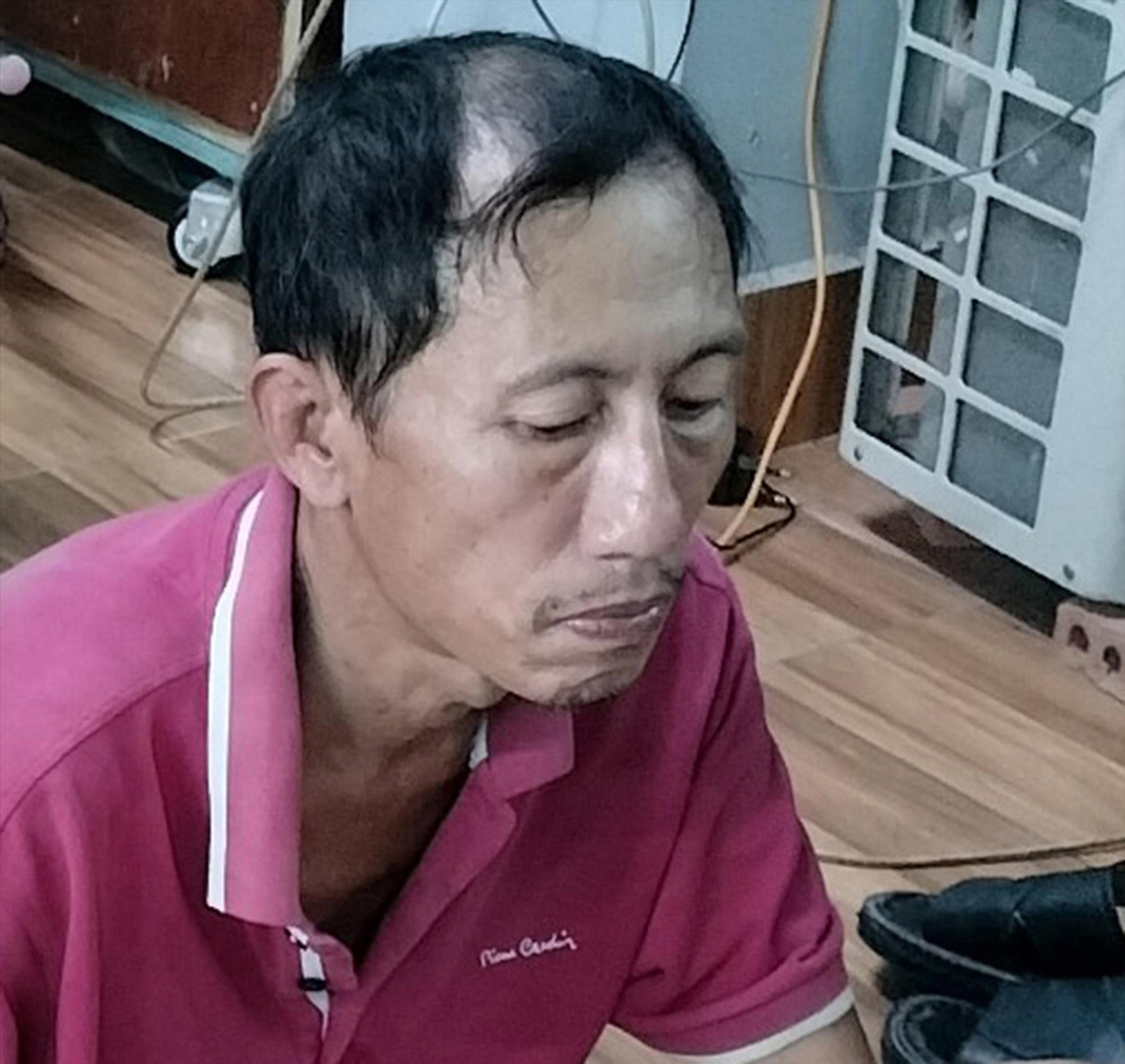 Ngư dân Nguyễn Vũ Linh thú nhận có bỏ cát, nước vào bồn nhớt (Ảnh: Hà Anh Đức).