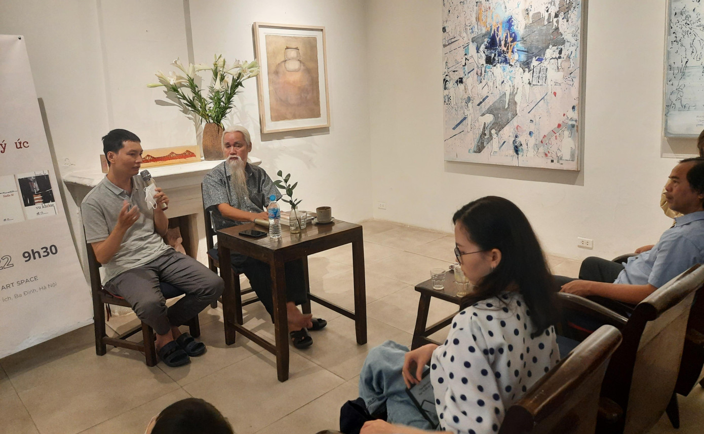 Một độc giả bày tỏ sự tâm đắc với Linda Lê trong tọa đàm sáng 29/5 do Trung tâm Văn hóa Pháp tại Hà Nội đồng tổ chức. Ảnh: N.M.Hà