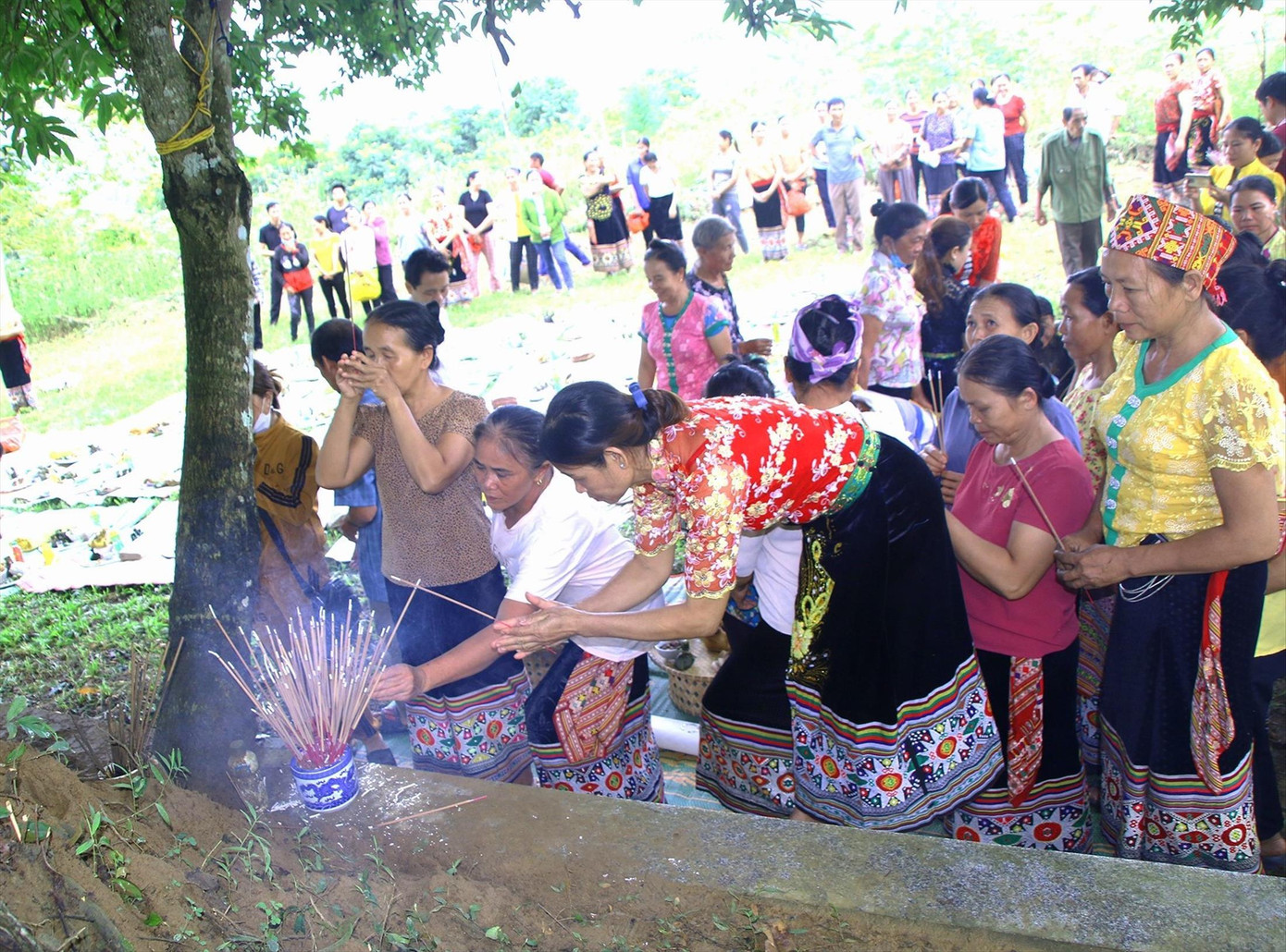 Người dân thắp hương cầu khấn dưới gốc “Pủ Xừa” Người dân thắp hương cầu khấn dưới gốc “Pủ Xừa”