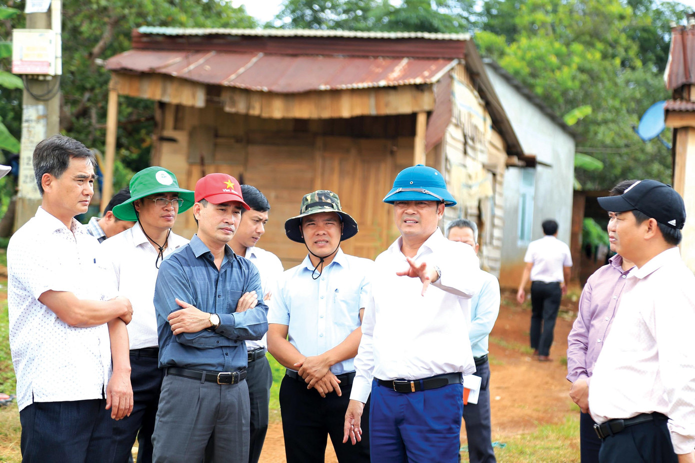 Ông Lê Trọng Yên – Phó Chủ tịch UBND tỉnh Đắk Nông cùng đoàn công tác kiểm tra thực địa nơi dự án cao tốc đi qua địa bàn tỉnh. Ảnh: Anh Phước