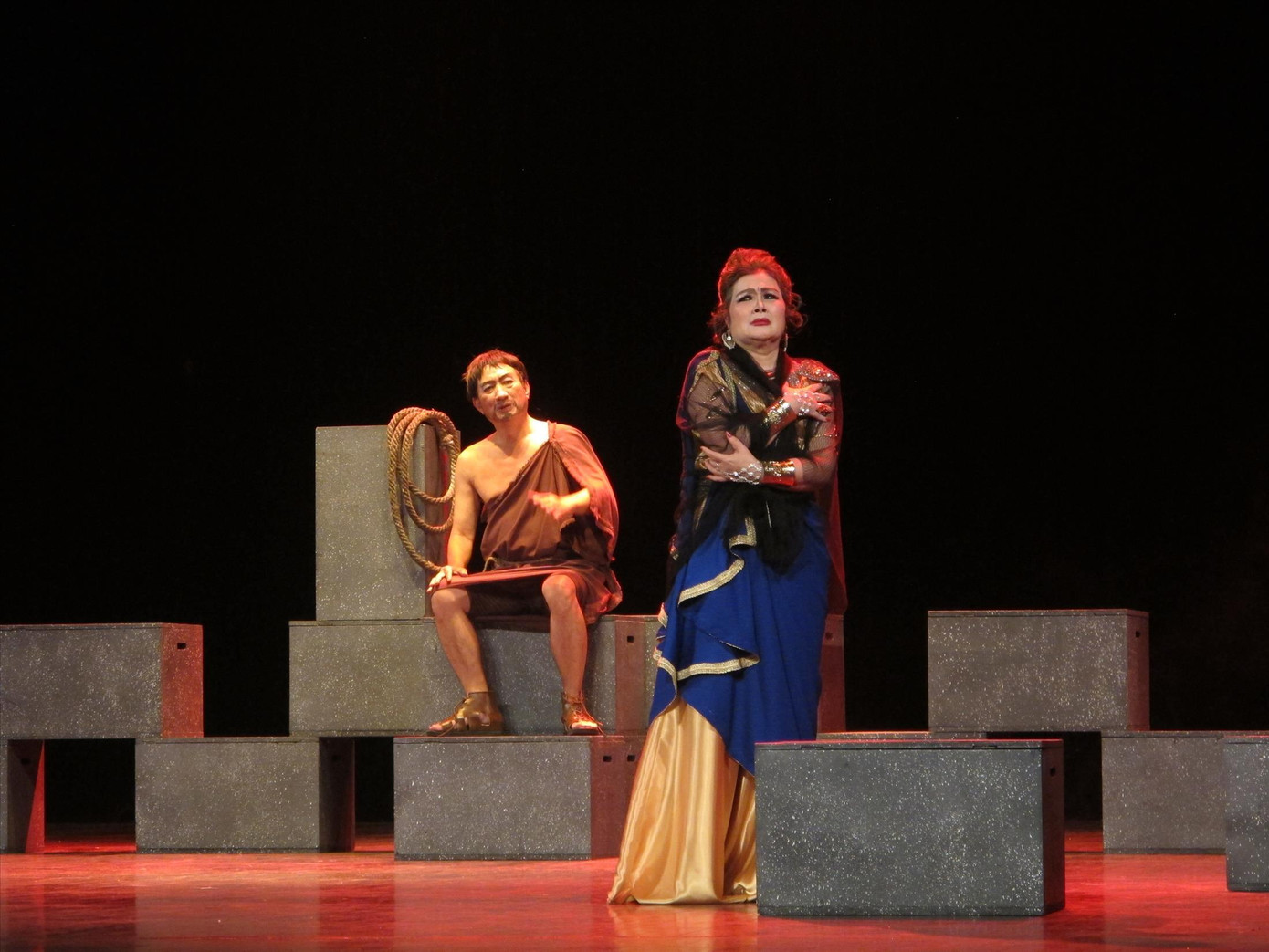 Vở diễn thể hiện nỗ lực vượt khó của nghệ sĩ trong bối cảnh dịch bệnh căng thẳng. Ảnh: KỲ SƠN Vở diễn thể hiện nỗ lực vượt khó của nghệ sĩ trong bối cảnh dịch bệnh căng thẳng. Ảnh: KỲ SƠN