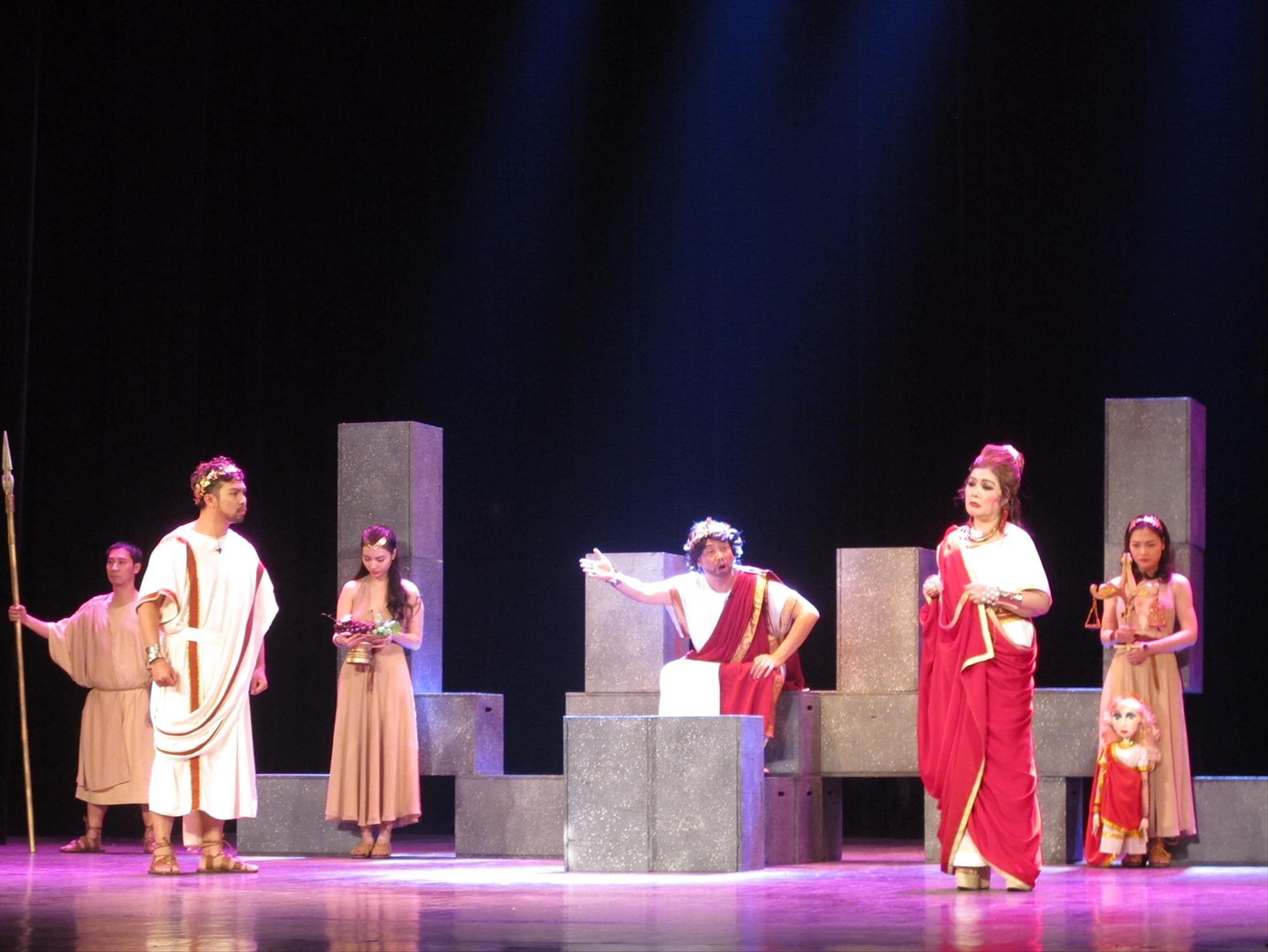 “Vụ án người đốt đền” là cuộc đối thoại thú vị giữa hiện tại và quá khứ. Ảnh: KỲ SƠN “Vụ án người đốt đền” là cuộc đối thoại thú vị giữa hiện tại và quá khứ. Ảnh: KỲ SƠN