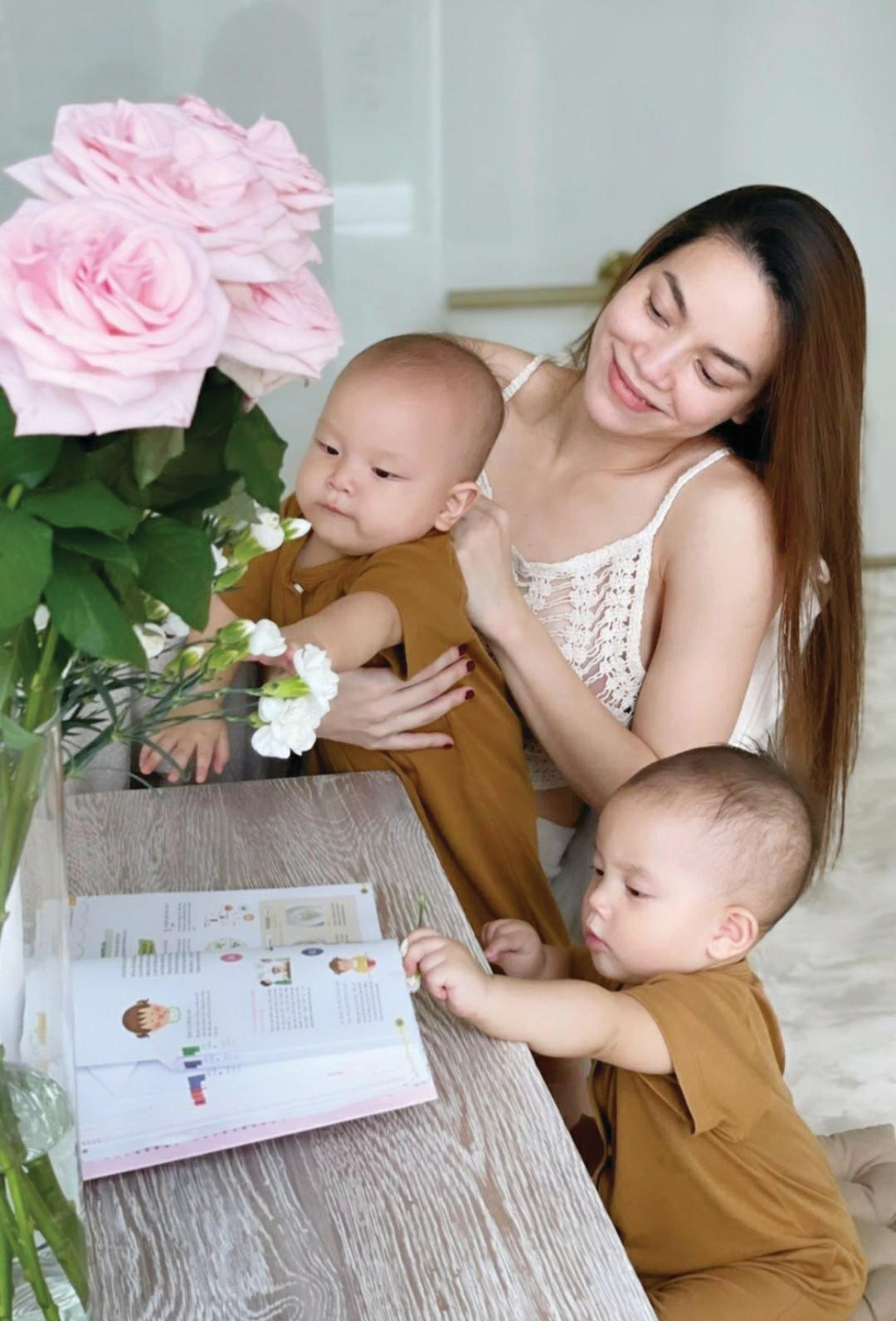 Hồ Ngọc Hà luôn có ý thức rèn ngôn ngữ mẹ đẻ cho các con Hồ Ngọc Hà luôn có ý thức rèn ngôn ngữ mẹ đẻ cho các con