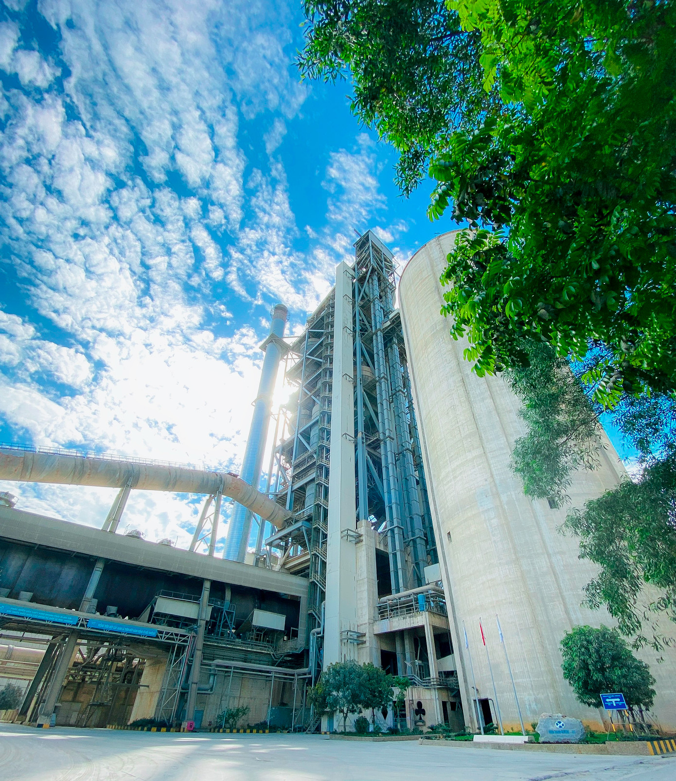 Hệ thống tháp trao đổi nhiệt 5 tầng hiện đại của Nhà máy xi măng Xuân Thành