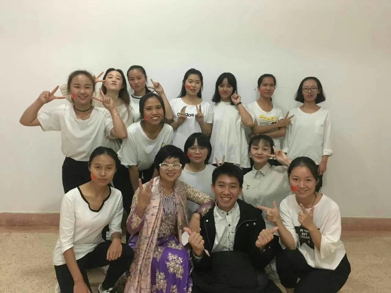 Giảng viên Mai Quyên (áo dài) trong ngày nhà giáo ở Trung Quốc Giảng viên Mai Quyên (áo dài) trong ngày nhà giáo ở Trung Quốc