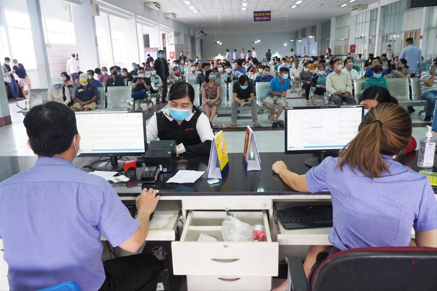 Người dân mua vé tàu Tết ở ga Sài Gòn. Ảnh: Hữu Huy Người dân mua vé tàu Tết ở ga Sài Gòn. Ảnh: Hữu Huy