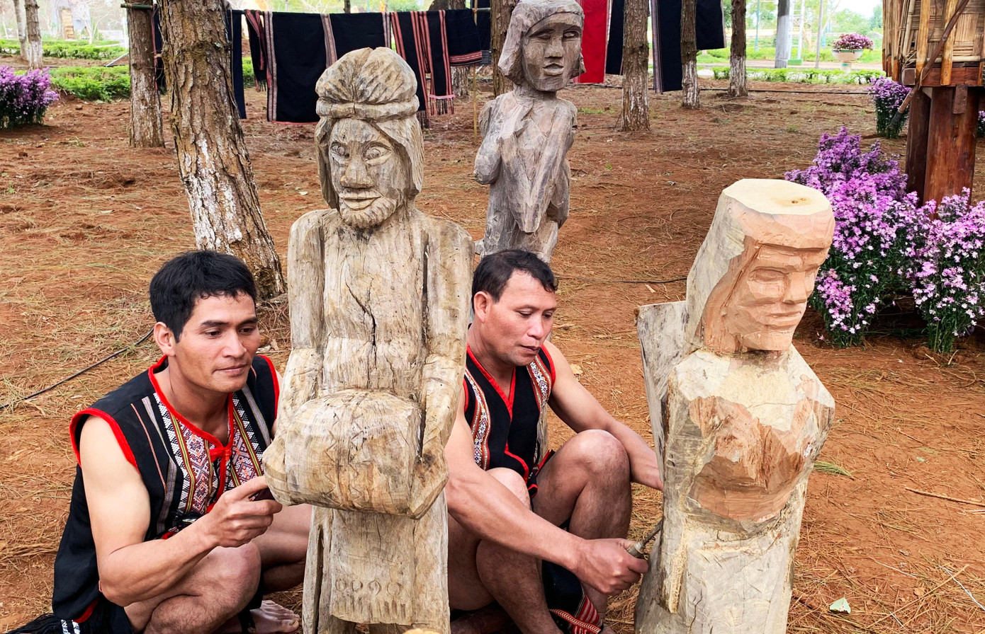 Nghệ nhân ưu tú A Gông cùng học trò tạc tượng