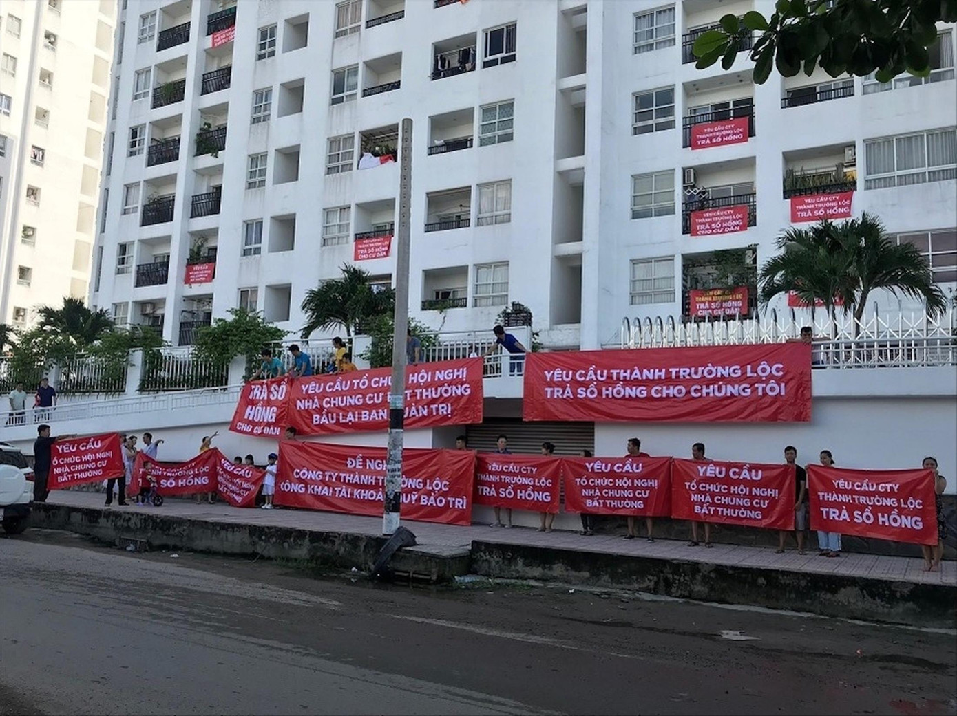 Cư dân chung cư 4S Linh Đông căng băng rôn đòi sổ hồng và nhiều vấn đề khác Cư dân chung cư 4S Linh Đông căng băng rôn đòi sổ hồng và nhiều vấn đề khác