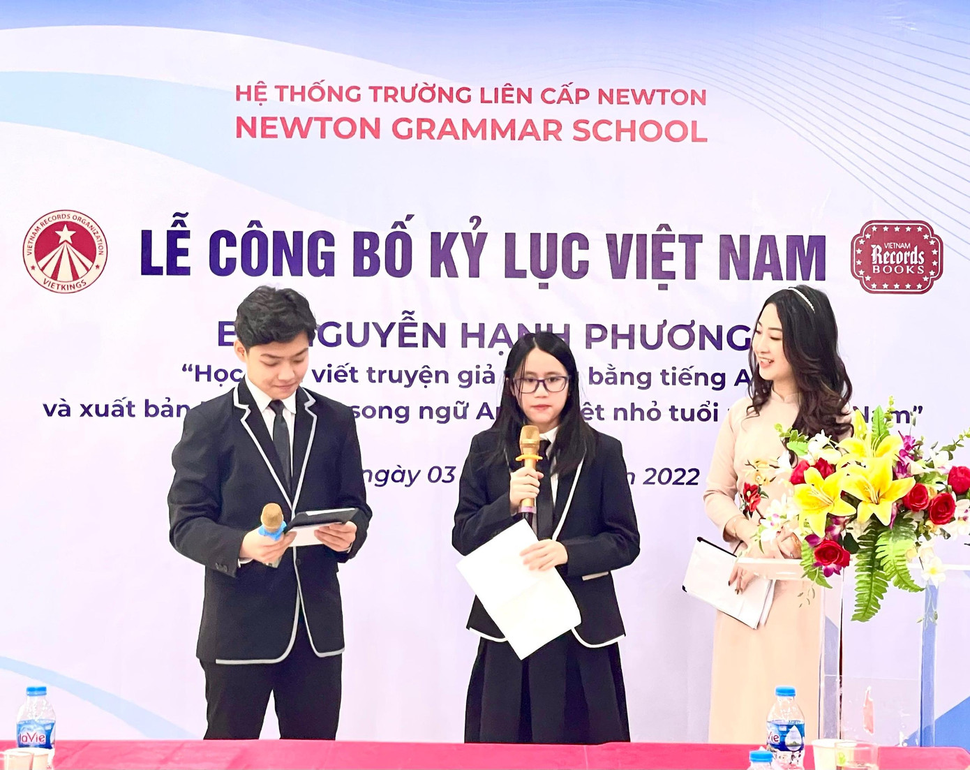 Nguyễn Hạnh Phương giới thiệu về tác phẩm của mình tại buổi lễ