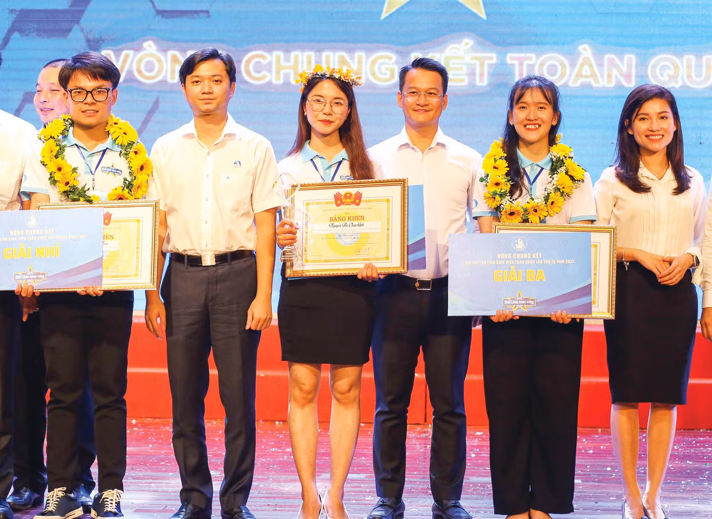 Anh Nguyễn Minh Triết, Bí thư T.Ư Đoàn, Chủ tịch T.Ư Hội SVVN (thứ 2, từ trái qua) trao giải quán quân Thủ lĩnh sinh viên toàn quốc 2022 cho Châu Anh