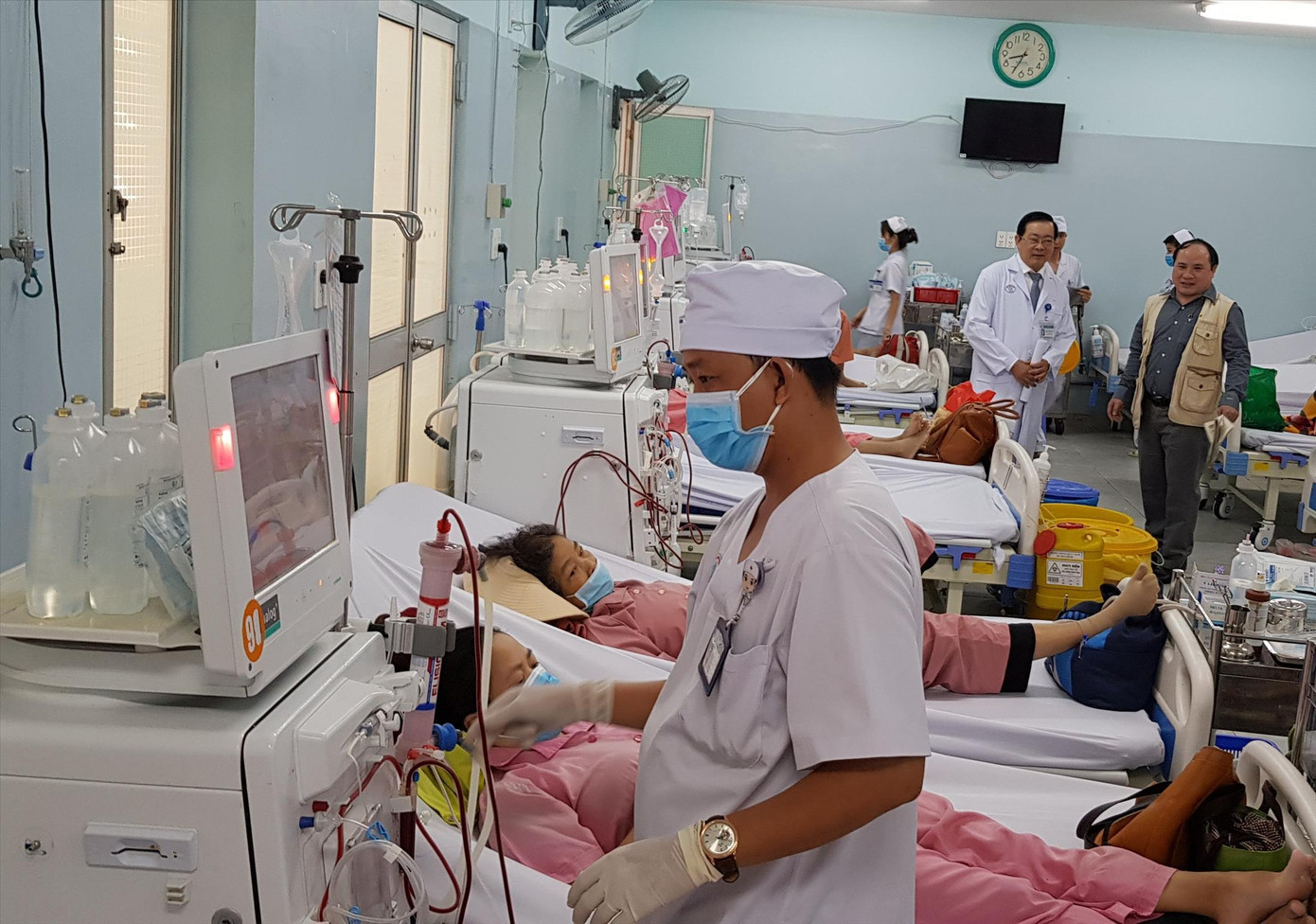 Ngoài chăm sóc bệnh nhân, lực lượng điều dưỡng còn phải làm nhiều công việc “không tên”. Ảnh: Vân Sơn