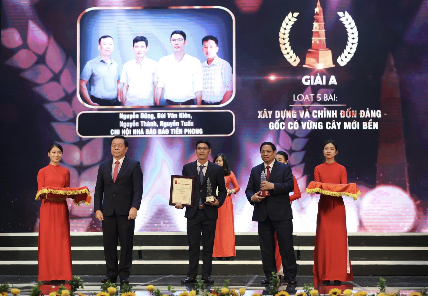 Thủ tướng Phạm Minh Chính và Trưởng Ban Tuyên giáo Trung ương Nguyễn Trọng Nghĩa trao giải A cho đại diện nhóm tác giả của báo Tiền Phong. Ảnh: Như Ý Thủ tướng Phạm Minh Chính và Trưởng Ban Tuyên giáo Trung ương Nguyễn Trọng Nghĩa trao giải A cho đại diện nhóm tác giả của báo Tiền Phong. Ảnh: Như Ý