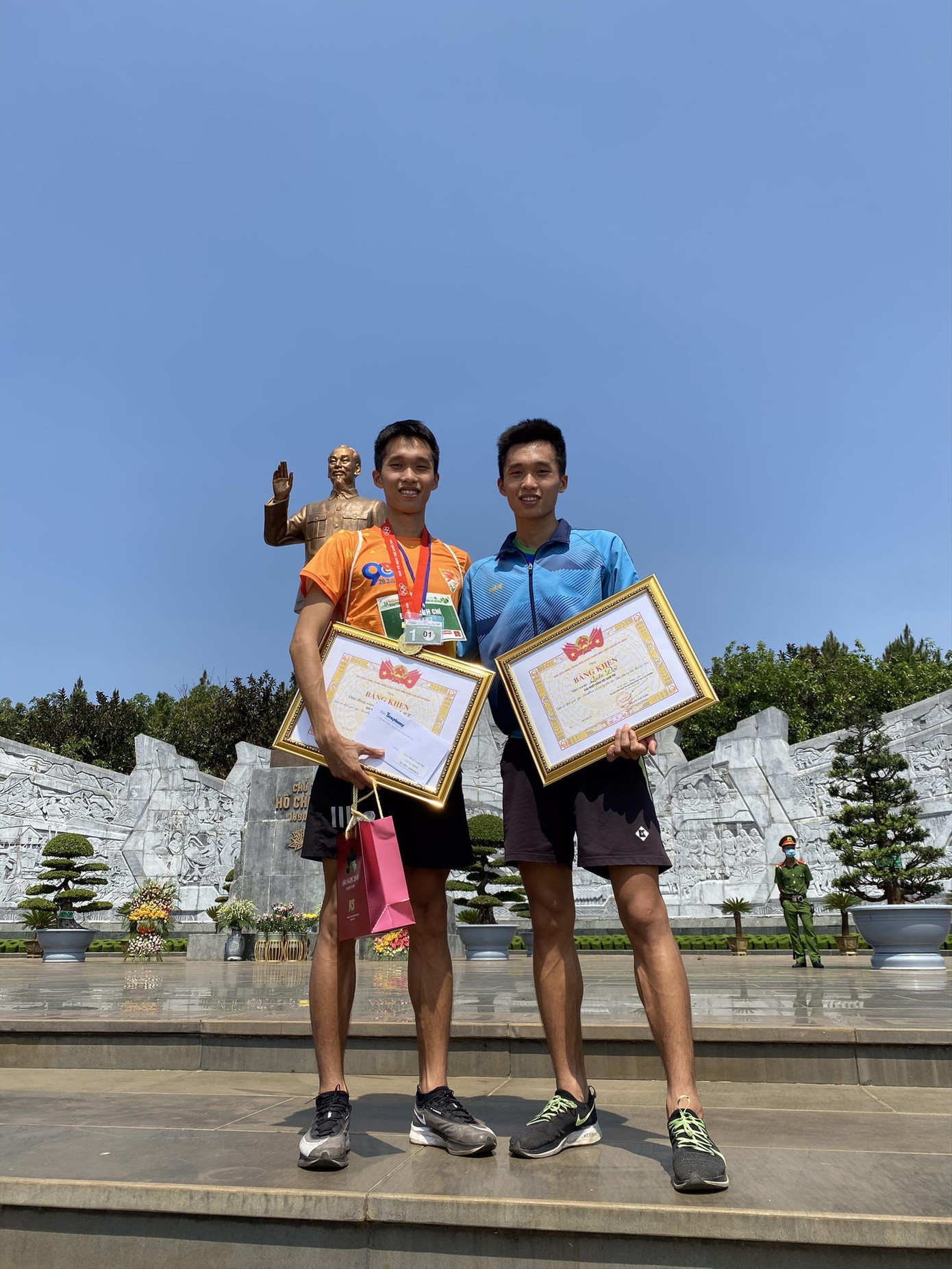 Minh Chí (trái)-Minh Thiện cùng gặt hái thành công ở Tiền Phong Marathon. Ảnh: CTV Minh Chí (trái)-Minh Thiện cùng gặt hái thành công ở Tiền Phong Marathon. Ảnh: CTV