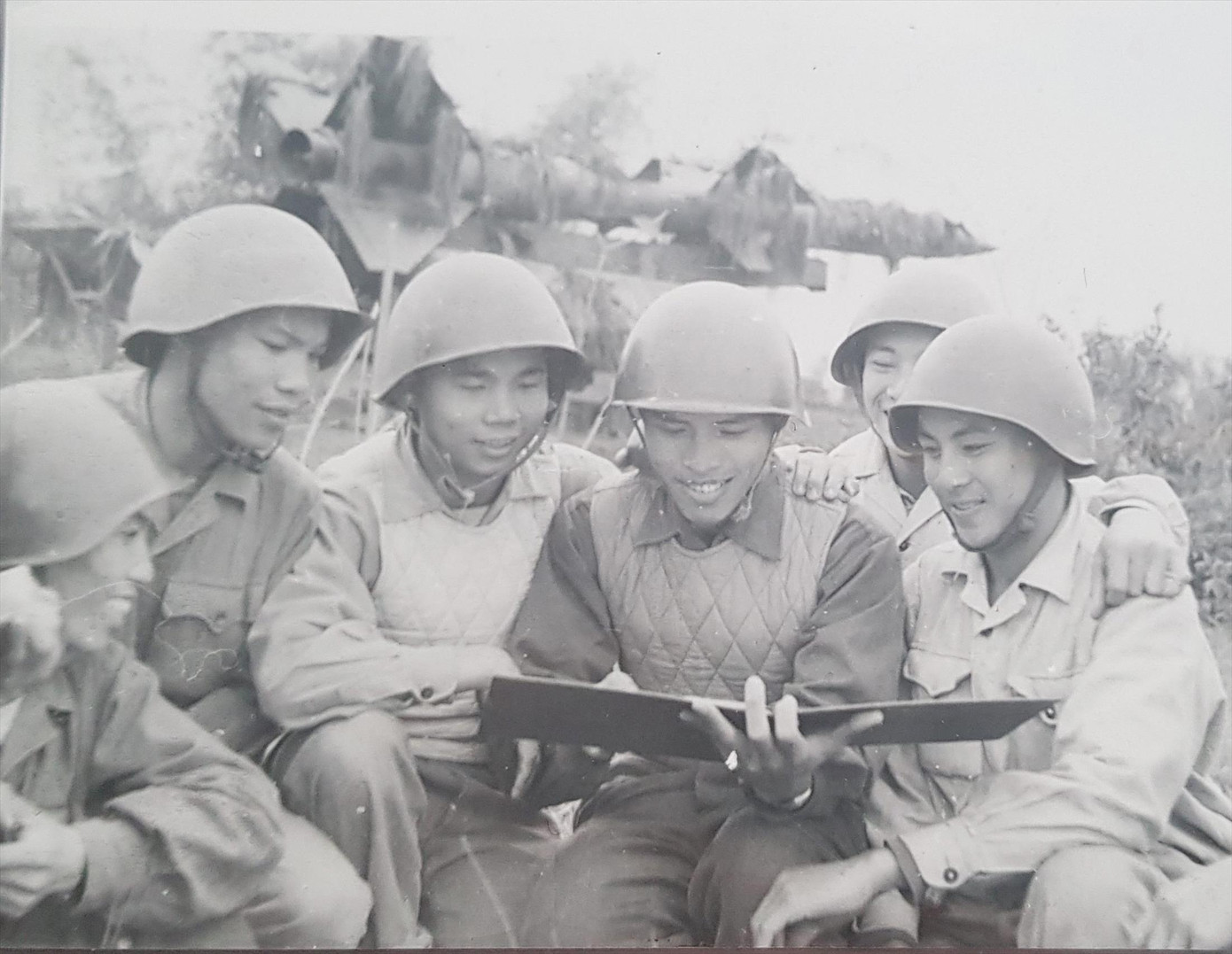 Ông Nguyễn Quang Hùng (người cầm sổ) cùng kíp chiến đấu Tiểu đoàn 62 rút kinh nghiệm về cách đánh B-52. Ảnh: NHÂN VẬT CUNG CẤP Ông Nguyễn Quang Hùng (người cầm sổ) cùng kíp chiến đấu Tiểu đoàn 62 rút kinh nghiệm về cách đánh B-52. Ảnh: NHÂN VẬT CUNG CẤP