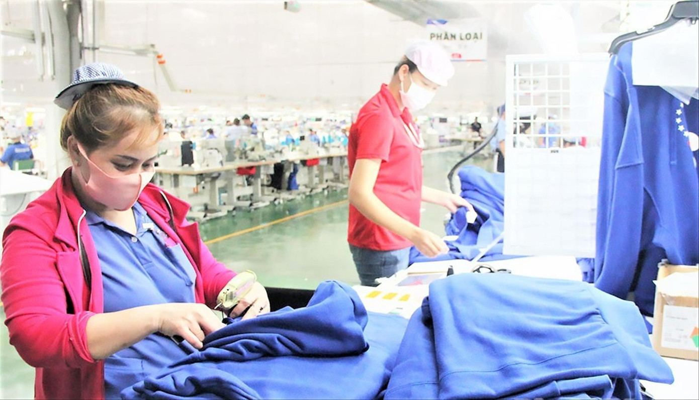 Công nhân làm việc tại Công ty TNHH New Apparel Far Eastern (Việt Nam). Ảnh: H.C Công nhân làm việc tại Công ty TNHH New Apparel Far Eastern (Việt Nam). Ảnh: H.C