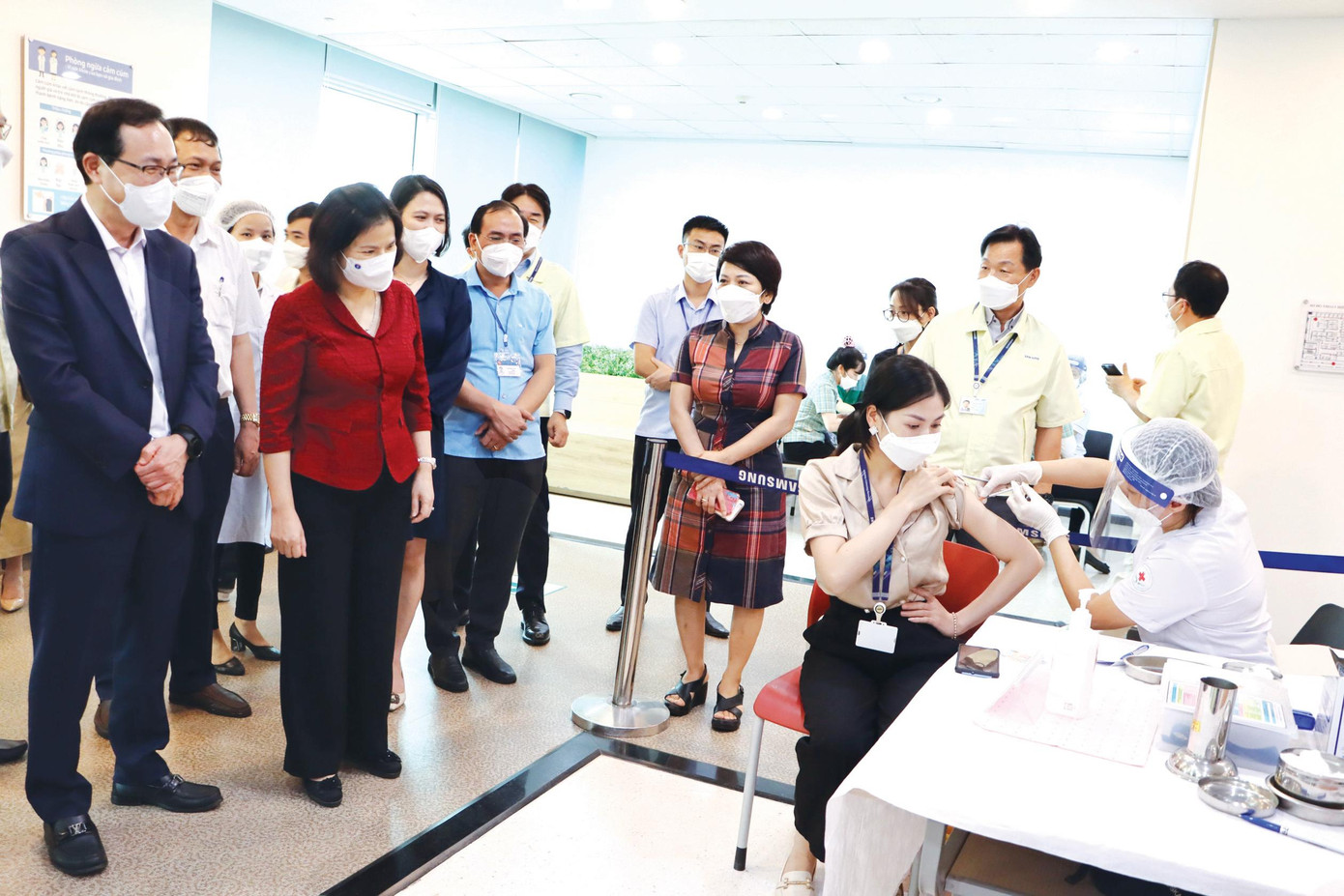 Đồng chí Nguyễn Hương Giang - Chủ tịch UBND tỉnh Bắc Ninh kiểm tra tiêm vắc xin cho công nhân tại Công ty Samsung SEV