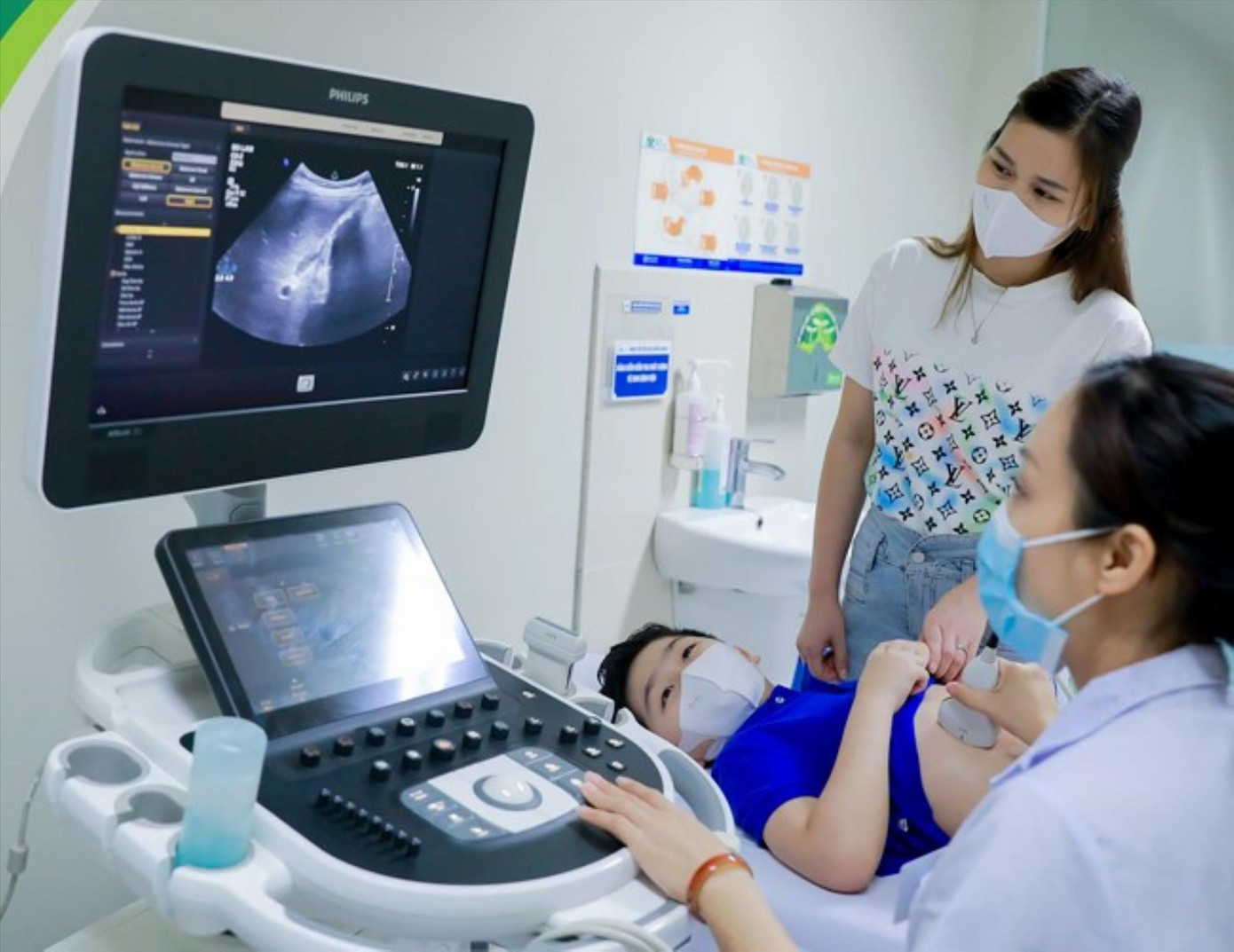 Bác sĩ khám hậu COVID-19 tại BV Nhi Trung ương Bác sĩ khám hậu COVID-19 tại BV Nhi Trung ương