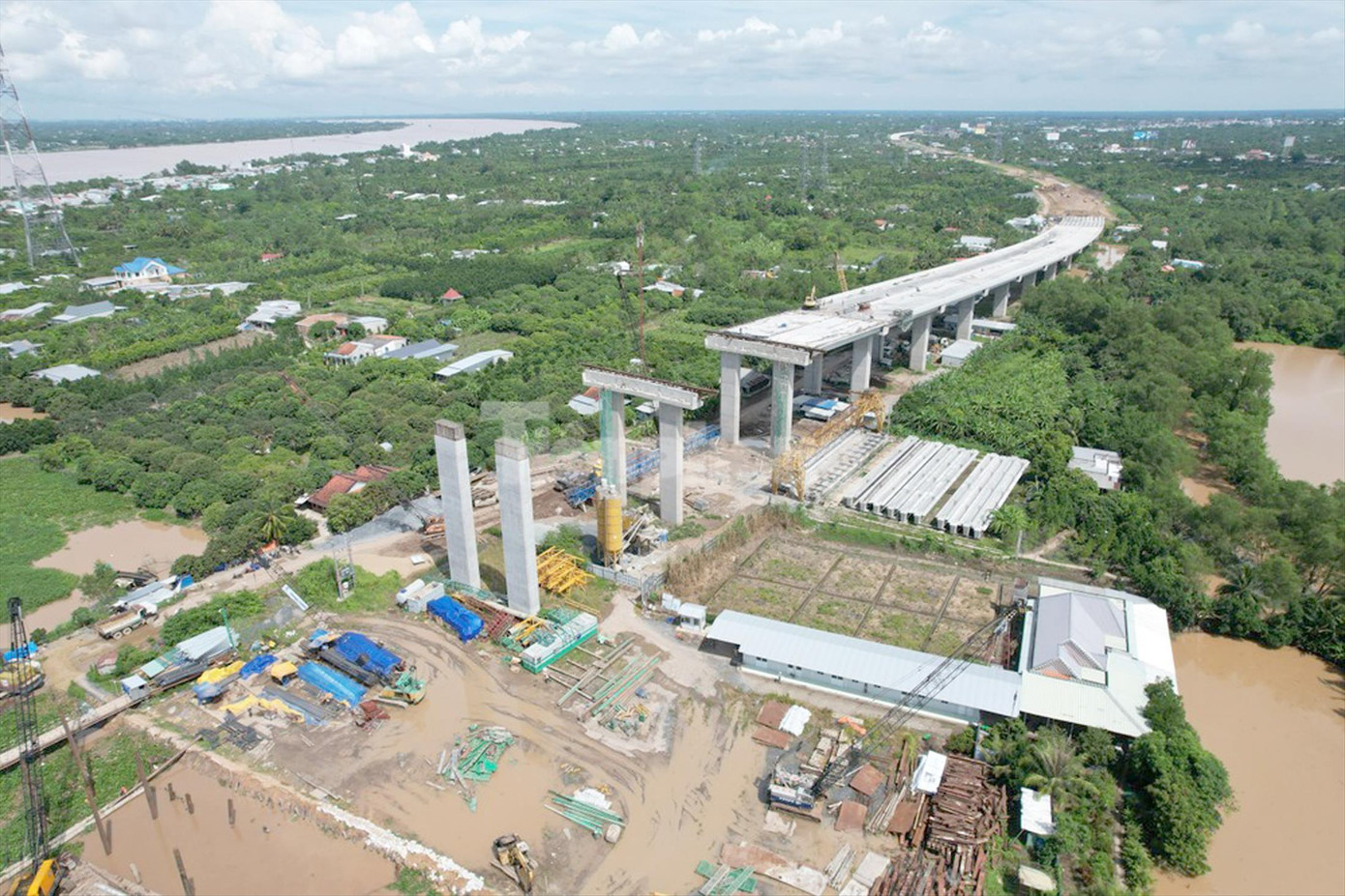 Thi công cầu Mỹ Thuận 2, thuộc cao tốc Bắc - Nam giai đoạn 1. Ảnh: Nhật Huy
