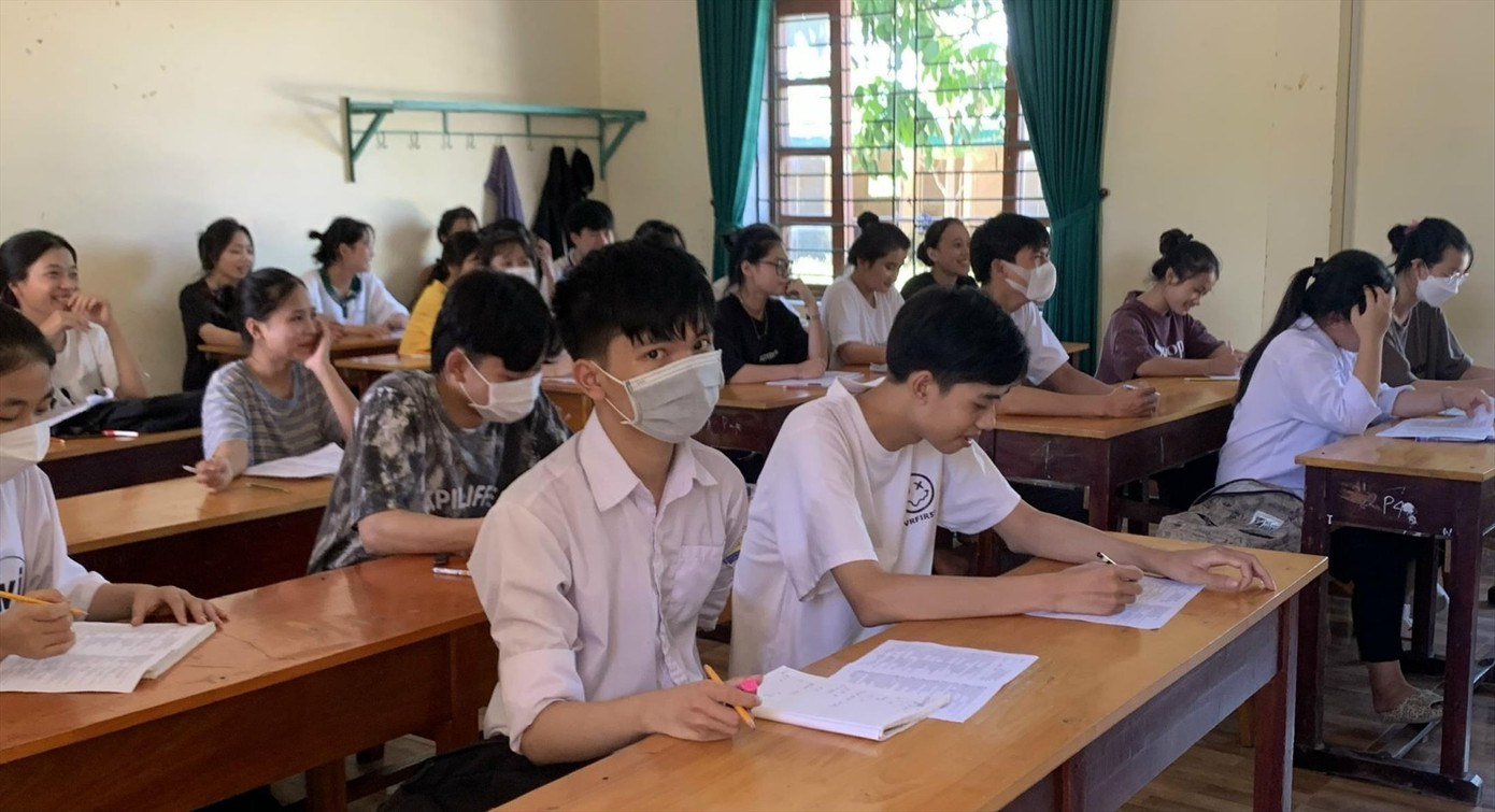 Học sinh lớp 12 tại Hà Tĩnh vẫn tranh thủ ôn thi sát ngày thi. Ảnh: Nghiêm Huê