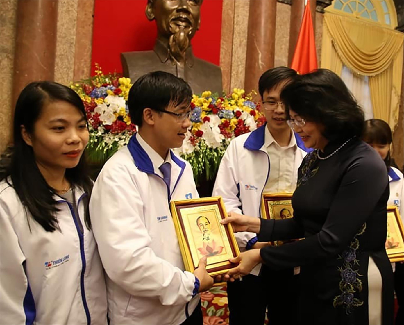 Thầy Việt cũng là thầy giáo duy nhất được vinh danh tại chương trình “Chia sẻ cùng thầy cô” năm 2018 Thầy Việt cũng là thầy giáo duy nhất được vinh danh tại chương trình “Chia sẻ cùng thầy cô” năm 2018