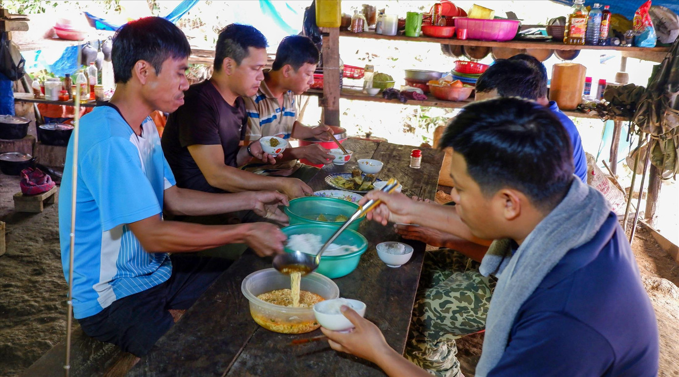 Bữa cơm chiều đạm bạc của anh em bảo vệ rừng ở khe Tà Vạt. Ảnh: Nguyễn Thành