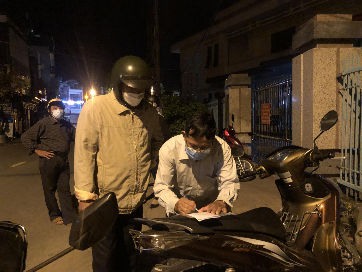 Người dân vật vạ từ 1 giờ sáng để ghi danh và phải thức trắng đêm canh tờ giấy trong đó có tên mình