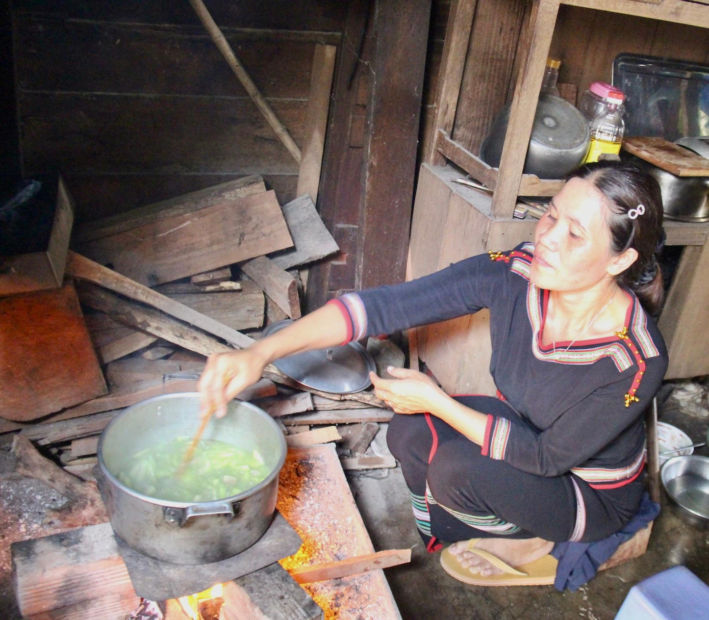 Bà HNer Rmah nấu món canh bột lá yao