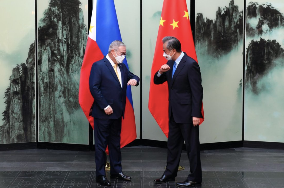 Ngoại trưởng Trung Quốc Vương Nghị đón người đồng cấp Philippines Teodoro Locsin tại tỉnh An Huy ngày 3/4. Ảnh: Xinhua Ngoại trưởng Trung Quốc Vương Nghị đón người đồng cấp Philippines Teodoro Locsin tại tỉnh An Huy ngày 3/4. Ảnh: Xinhua