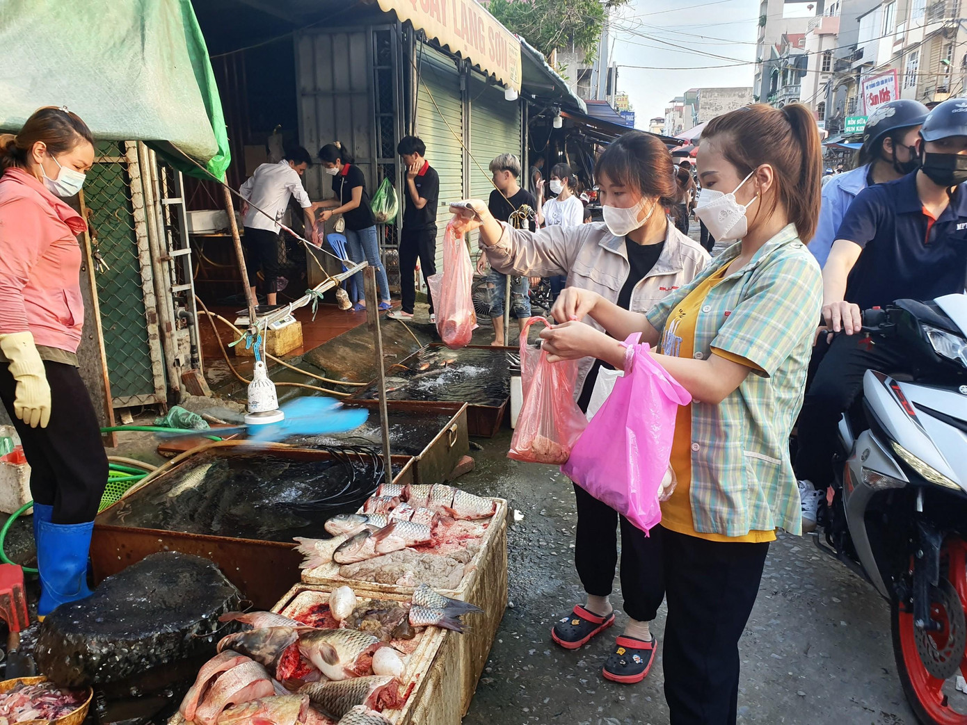 Cảnh công nhân mua sắm tại chợ buổi chiều