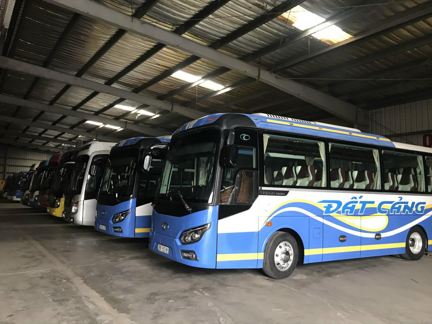 Bãi xe của nhà xe khách Đất Cảng (Hải Phòng) với nhiều xe nằm im. Ảnh: Thanh Hải Bãi xe của nhà xe khách Đất Cảng (Hải Phòng) với nhiều xe nằm im. Ảnh: Thanh Hải