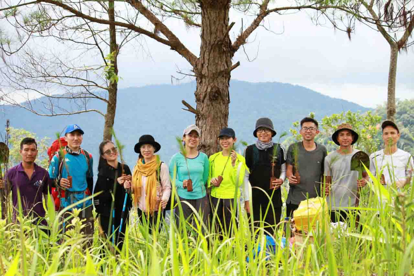 Du lịch leo núi kết hợp trồng rừng hoặc tung "bom hạt giống"