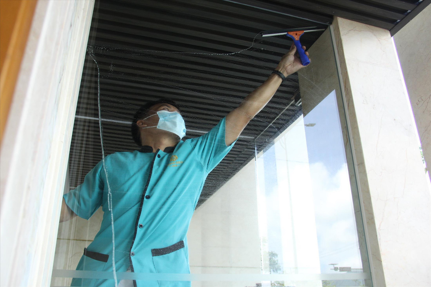 Nhân viên phục vụ tại khách sạn. Ảnh: Thanh Trần