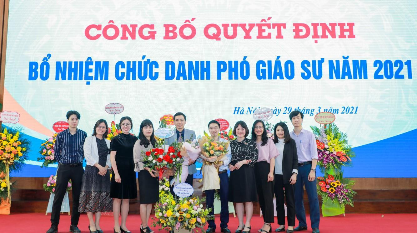 Các tân Giáo sư, Phó giáo sư năm 2020 được trường Đại học Thương mại bổ nhiệm. Ảnh: Diệp an Các tân Giáo sư, Phó giáo sư năm 2020 được trường Đại học Thương mại bổ nhiệm. Ảnh: Diệp an