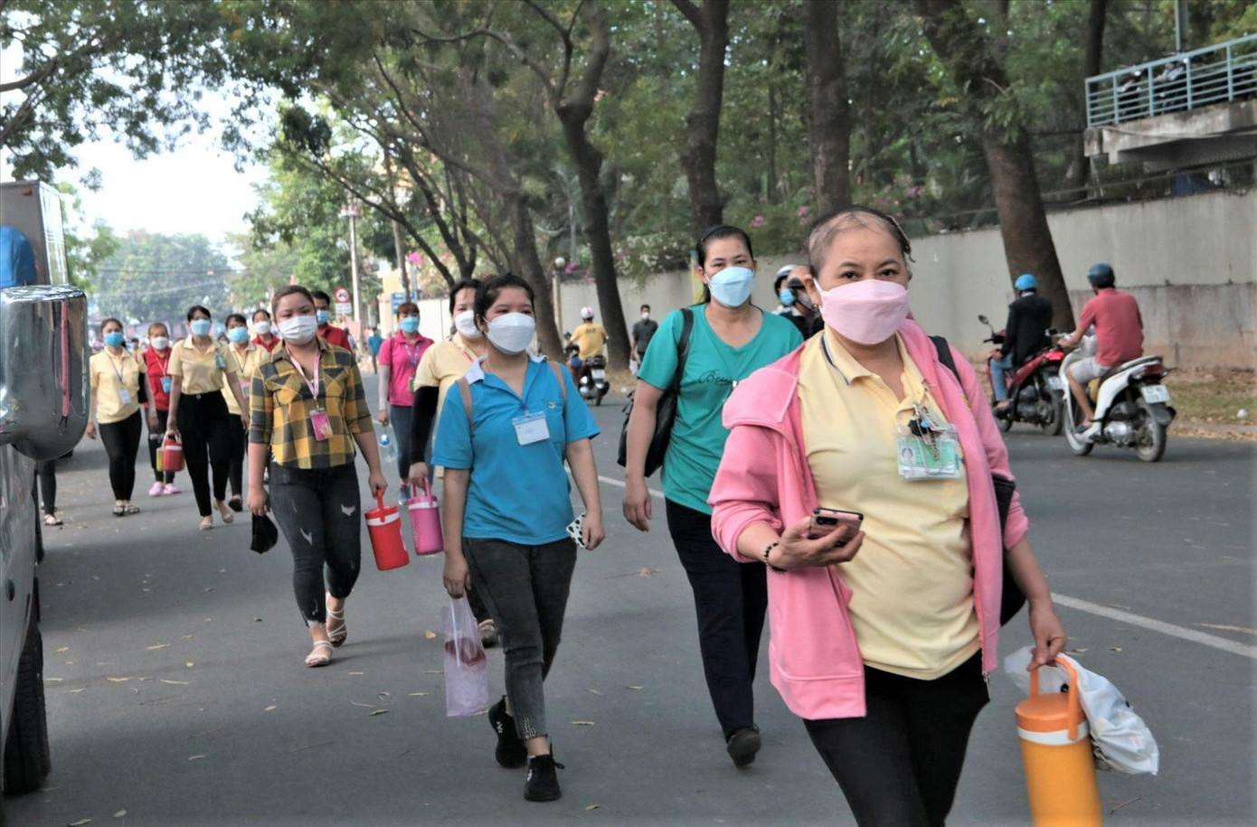 Nhiều công nhân ở Bình Dương nhịn ăn sáng khi đến nhà máy. Ảnh: H.C