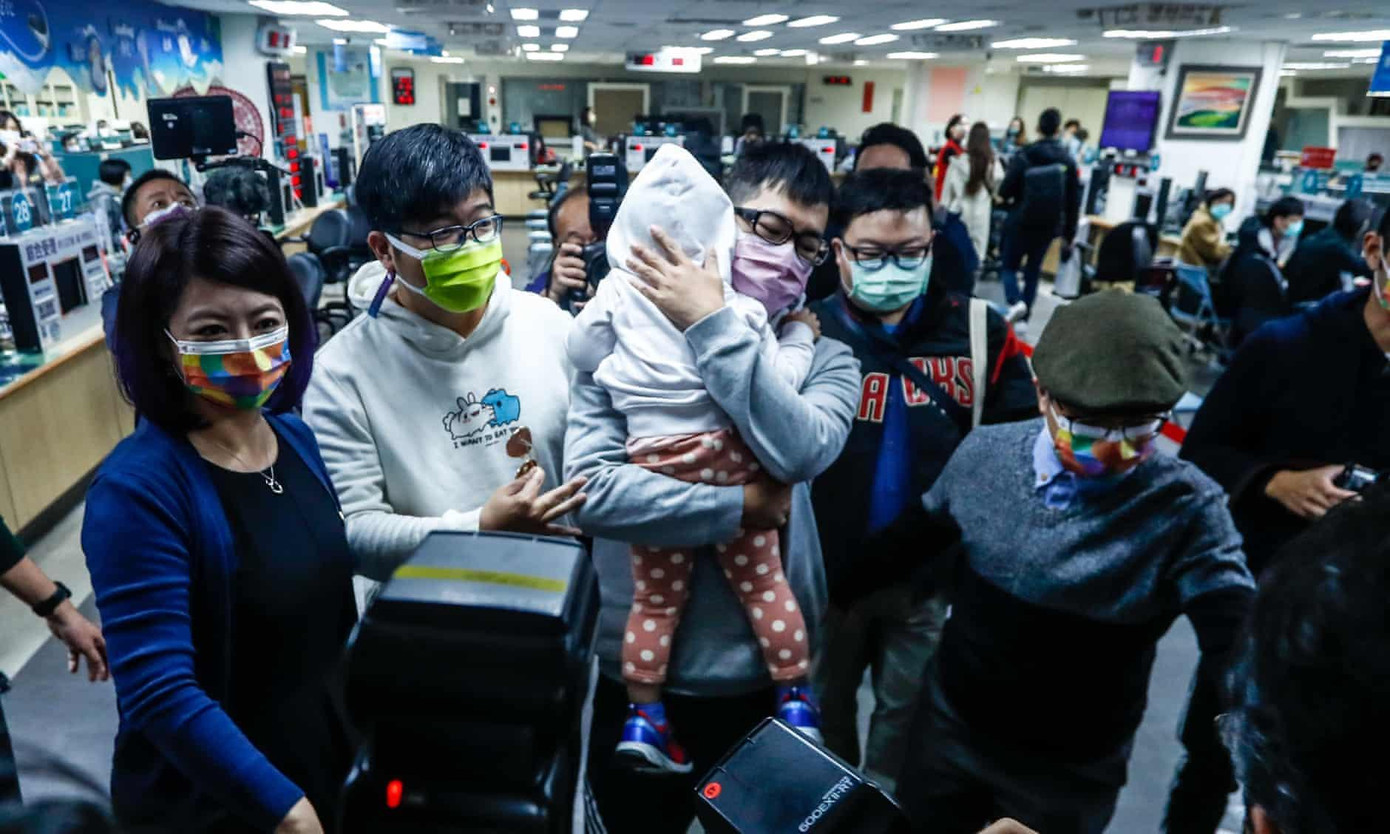 Wang Chen-wei (thứ hai từ trái) và chồng, Chen Chun-ju, ôm con gái sau khi ký giấy nhận con nuôi ở Đài Bắc