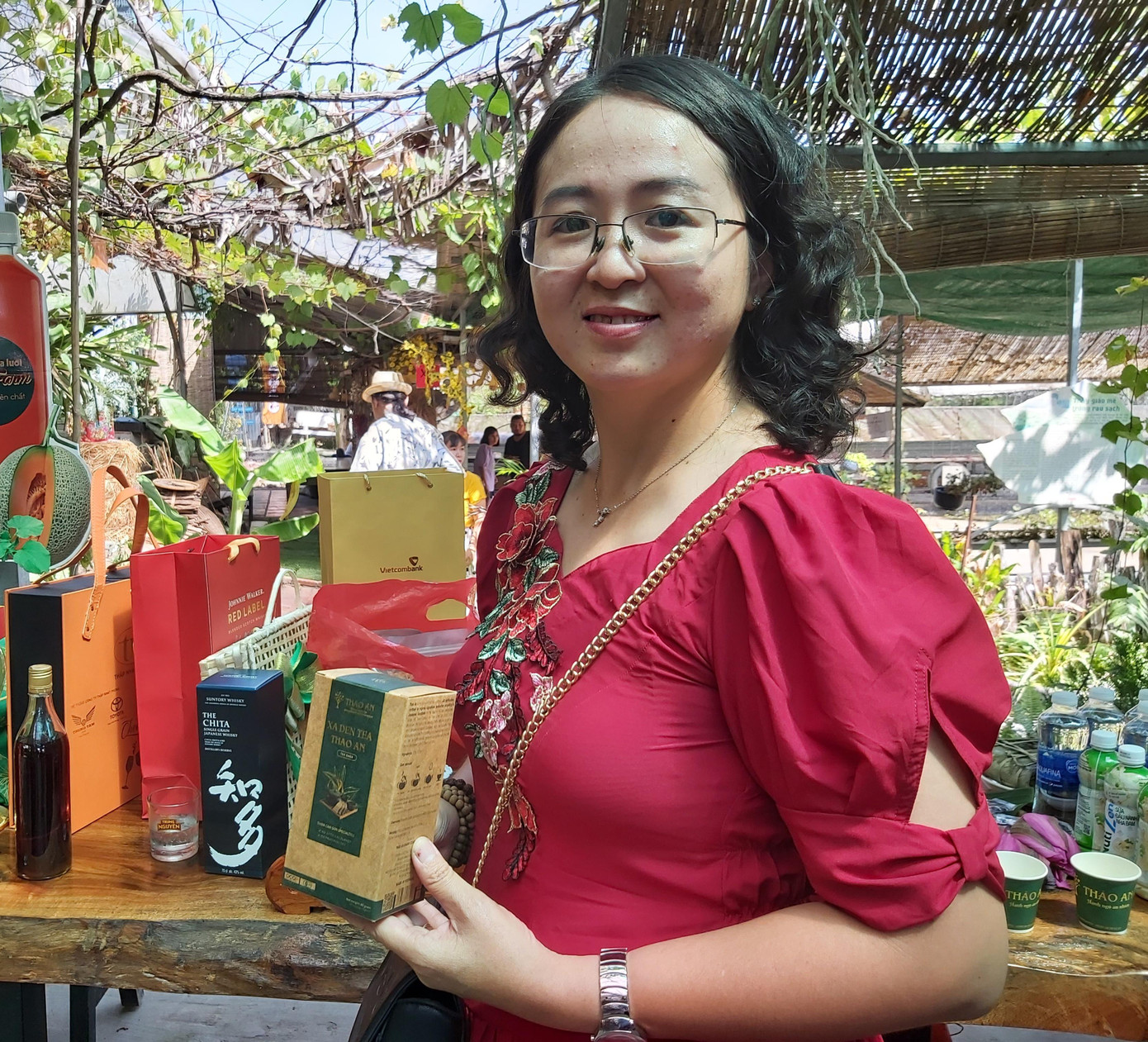 Chị Quách Yến Phượng bên sản phẩm trà xạ đen của mình. Ảnh: Hòa Hội Chị Quách Yến Phượng bên sản phẩm trà xạ đen của mình. Ảnh: Hòa Hội