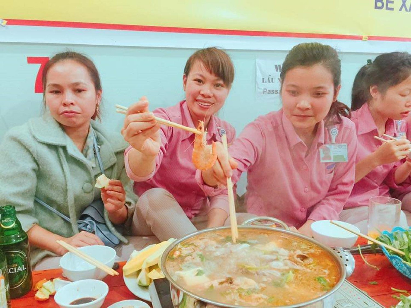 Nhóm công nhân bạn Thùy trong một lần liên hoan