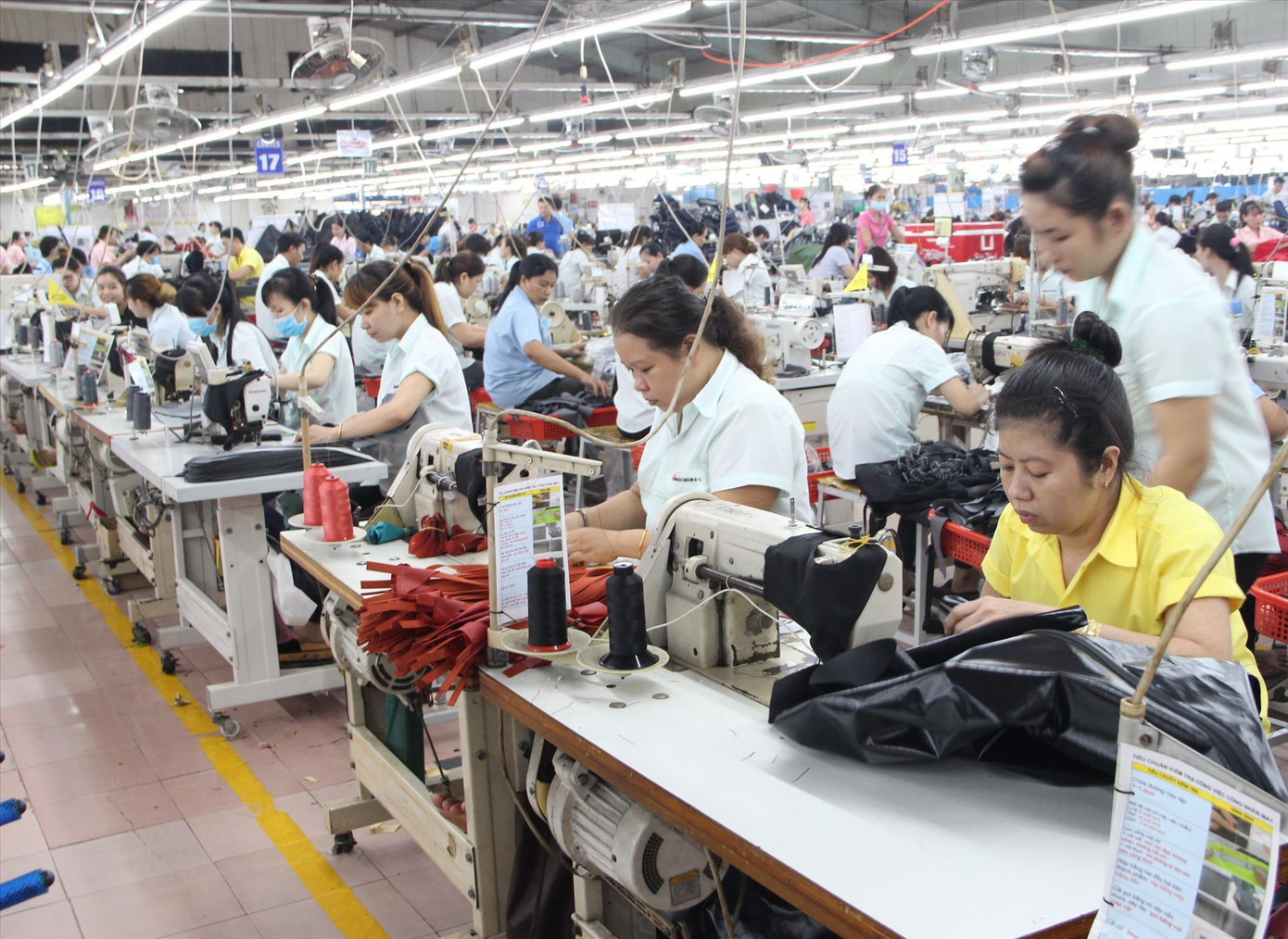 Cuối năm nhiều lao động bị giảm thu nhập, giảm giờ làm. Ảnh: Hương Chi Cuối năm nhiều lao động bị giảm thu nhập, giảm giờ làm. Ảnh: Hương Chi