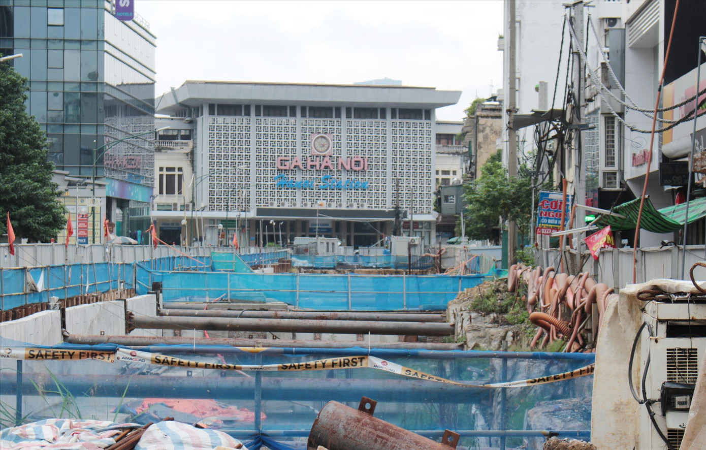 Công trường nhà ga S12 đang cản trở thoát nước tại điểm đen ngập úng Lý Thường Kiệt - Phan Bội Châu