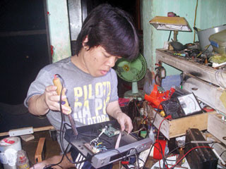 Anh Châu đang sửa chữa đồ điện tử