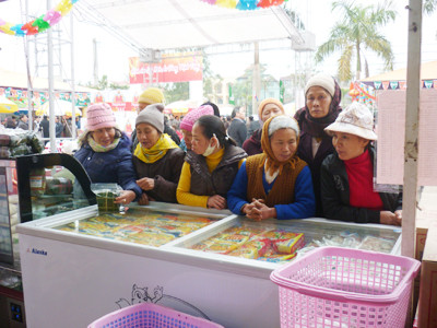 Người dân Thạch Thất đứng chờ các gian hàng mở cửa. Ảnh: Hoàng Tuân. Người dân Thạch Thất đứng chờ các gian hàng mở cửa Ảnh: Hoàng Tuân