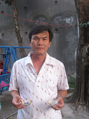 Anh Chuyện và tổ yến được thu hoạch