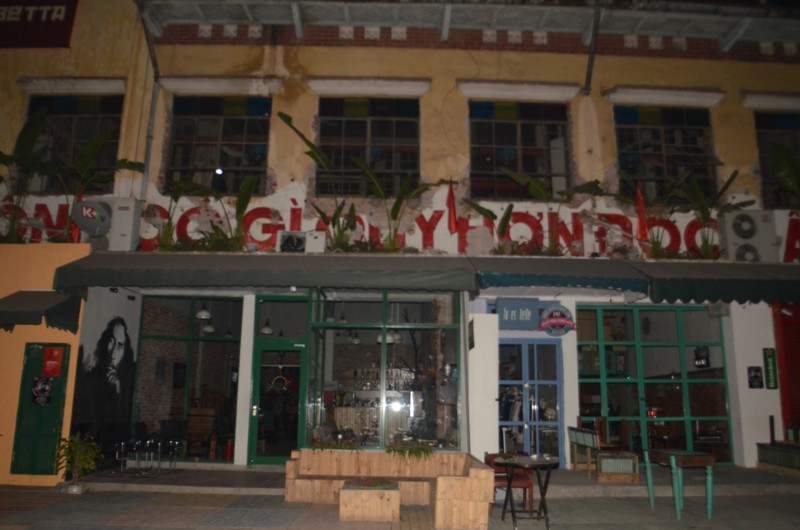 Các cửa hàng đều khóa kín cửa