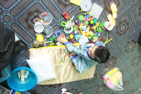 Chị Thúy, mẹ bé Vinh hàng ngày vẫn cặm cụi thoa kem chống sẹo cho con mình. 