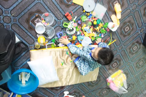 Chị Thúy, mẹ bé Vinh hàng ngày vẫn cặm cụi thoa kem chống sẹo cho con mình. 