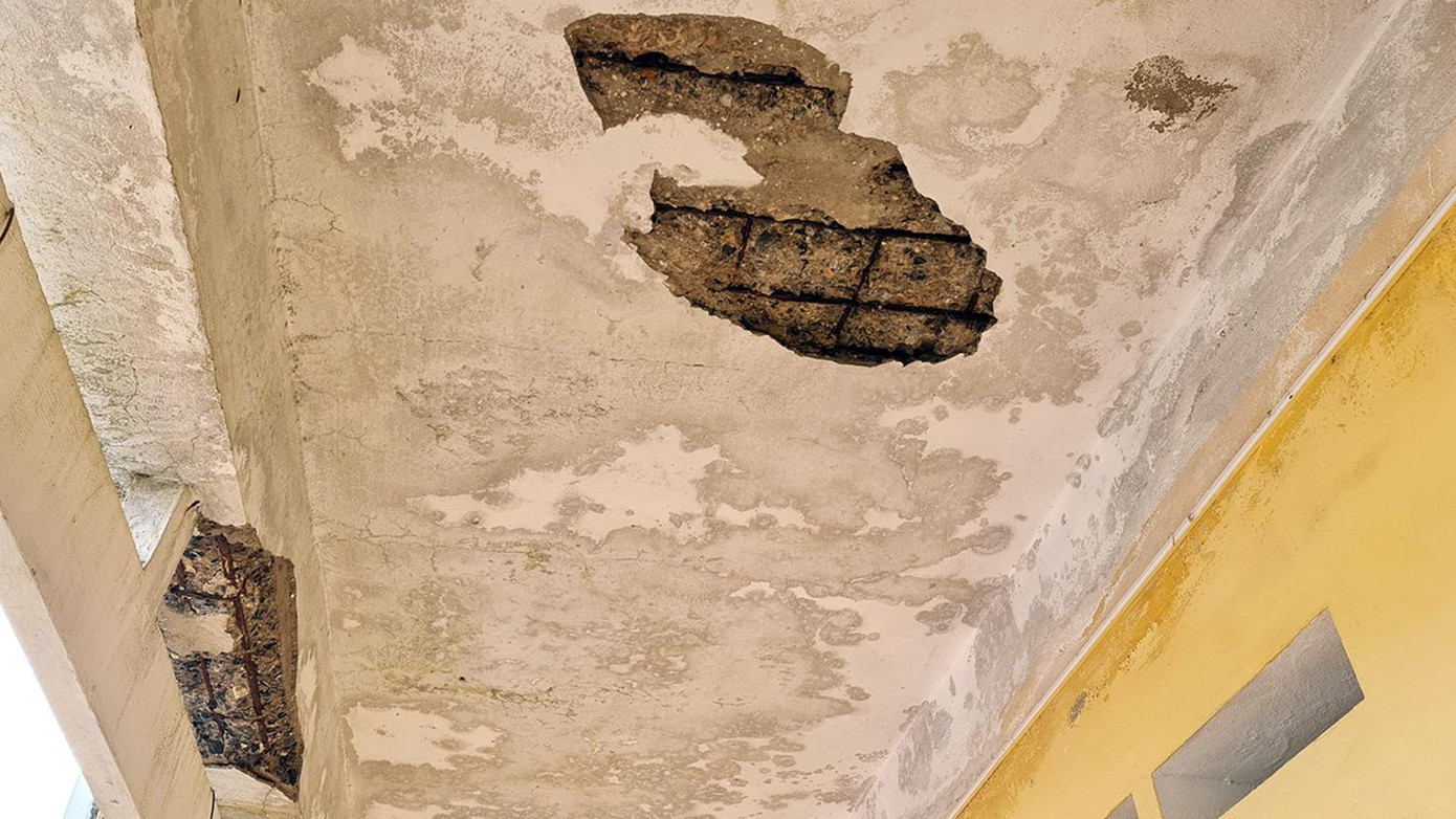 Cận cảnh các mảng trần bong tróc, để lộ cốt thép.