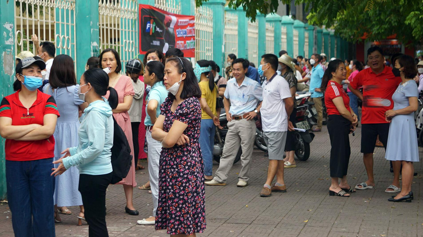 Nhiều phụ huynh đứng ngoài cổng Trường THPT Lê Quý Đôn (TP Hải Phòng) mong ngóng con vượt vũ môn.