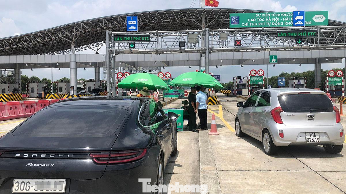 Ngày 1/6, cao tốc Hà Nội - Hải Phòng chính thức triển khai thu phí không dừng toàn tuyến đối với tất cả các phương tiện di chuyển qua trạm. Dù đã có thời gian dài thí điểm, tuy nhiên nhiều tài xế còn bỡ ngỡ, chưa cập nhật ứng dụng, nạp tiền dẫn đến tình trạng mất nhiều thời gian khi qua trạm.